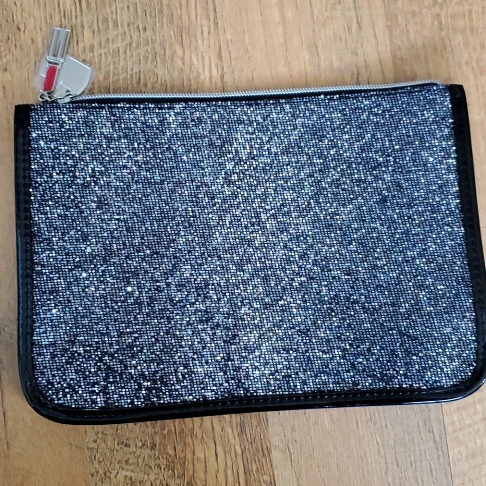 Guang Tong Metallic Silver Glitter Makeup Bag‎ with Lip Charm and Makeup Charms